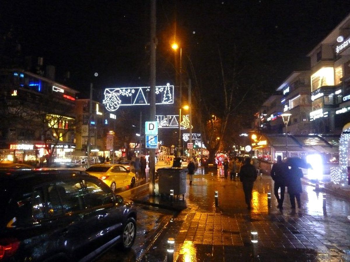Bağdat Caddesi\'nde Yeni Yıla Halay Çekerek Girdiler