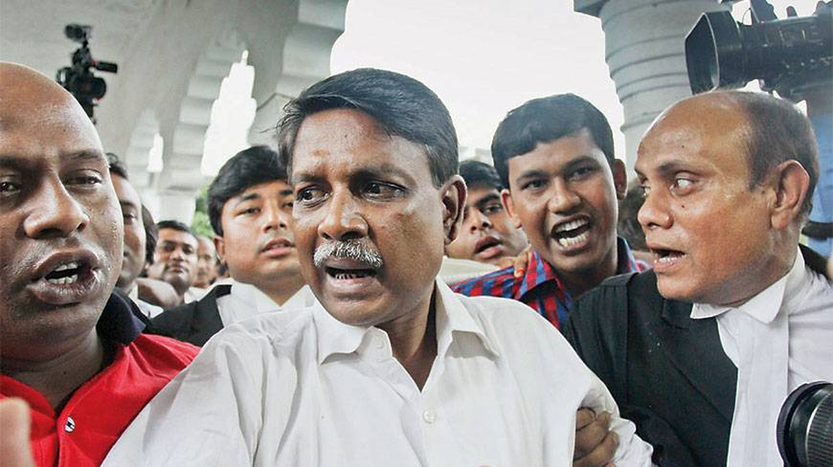 Bangladeş\'te İktidar Partisi Milletvekili Öldürüldü
