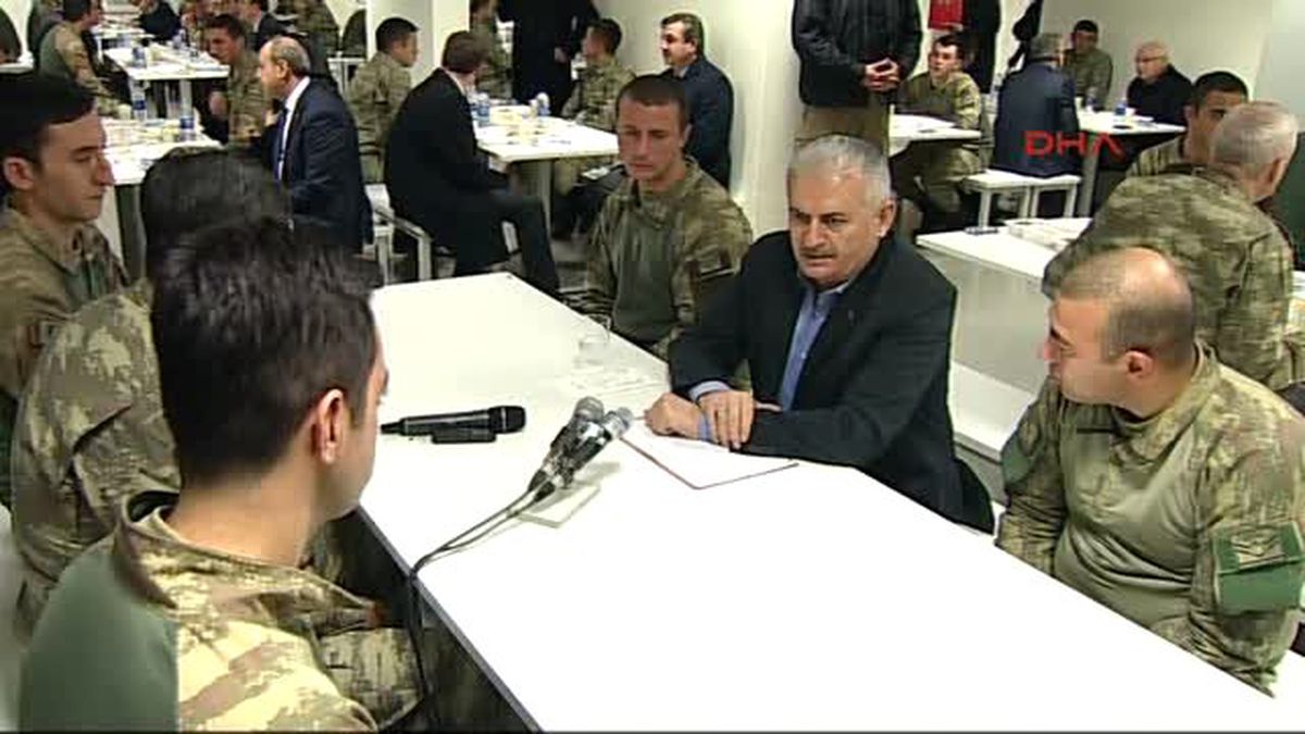 Başbakan Yıldırım, Oğuzeli\'de Askerlerle Akşam Yemeğinde Buluştu