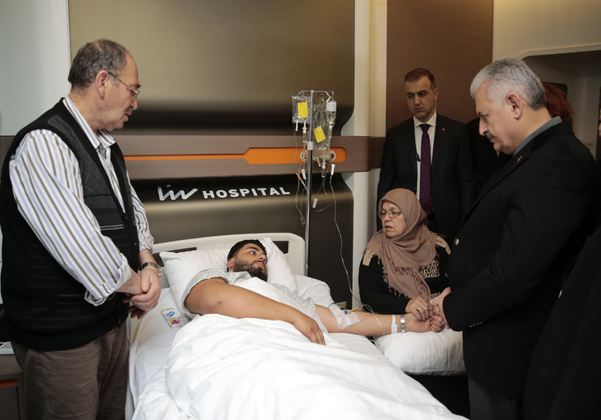 Başbakan Yıldırım Yaralıları Hasatanede Ziyaret Etti