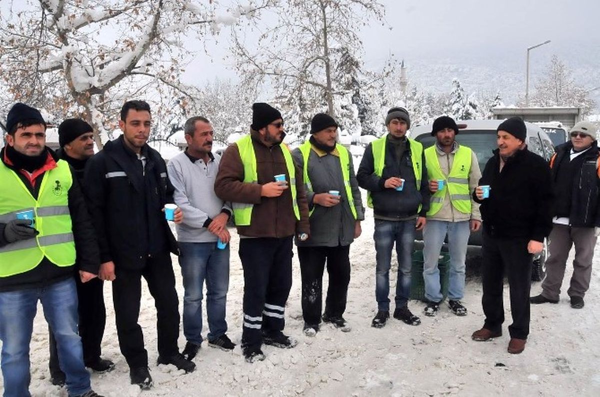 Başkan Akkaya\'dan Kar Temizlik Ekiplerine Sıcak Salep İkramı