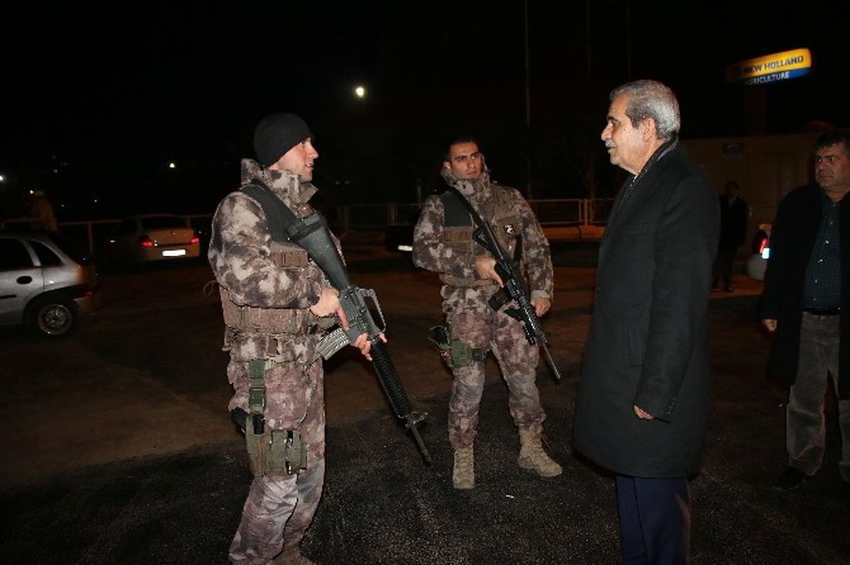 Başkan Demirkol\'dan Polise ve Temizlik Personeline Anlamlı Ziyaret