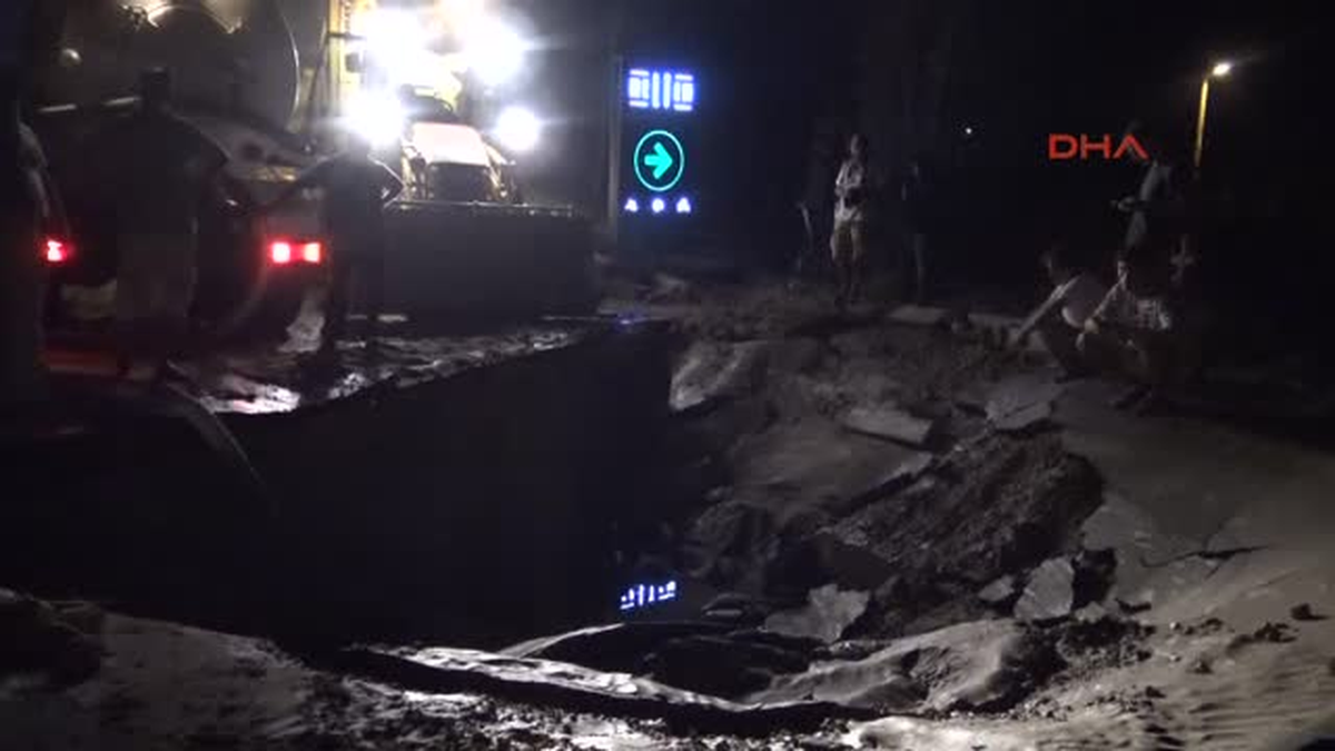 Bodrum Su Şebekesindeki Patlak Yolu Çökertti