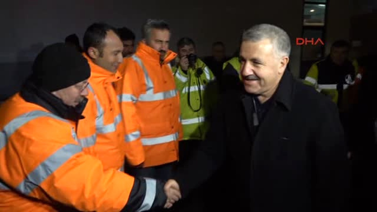 Bolu - Bakan Arslan, Yeni Yıla Bolu Dağı\'nda Karayolları Işçileriyle Girdi