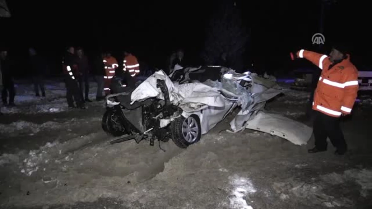 Bolu\'da Otomobil Tıra Çarptı: 2 Ölü