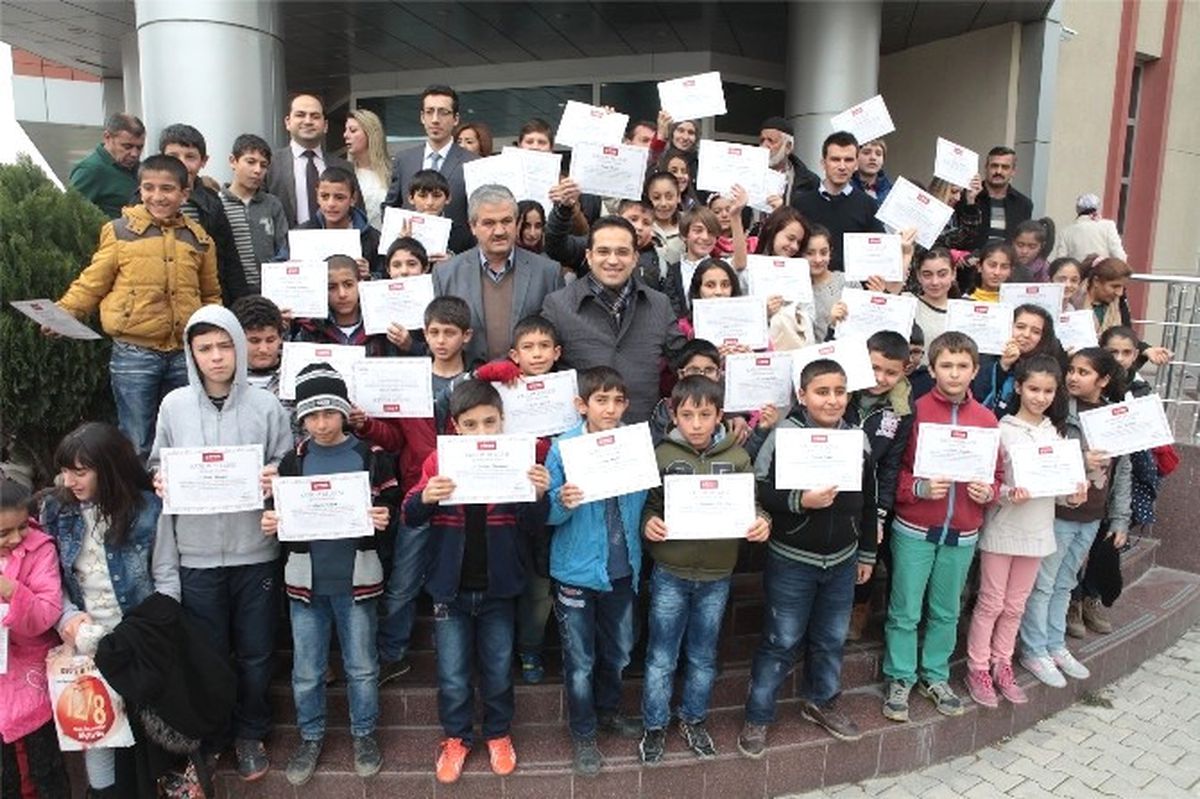 Bornova\'da Çocuklar Bilimi Deneyerek Öğreniyor