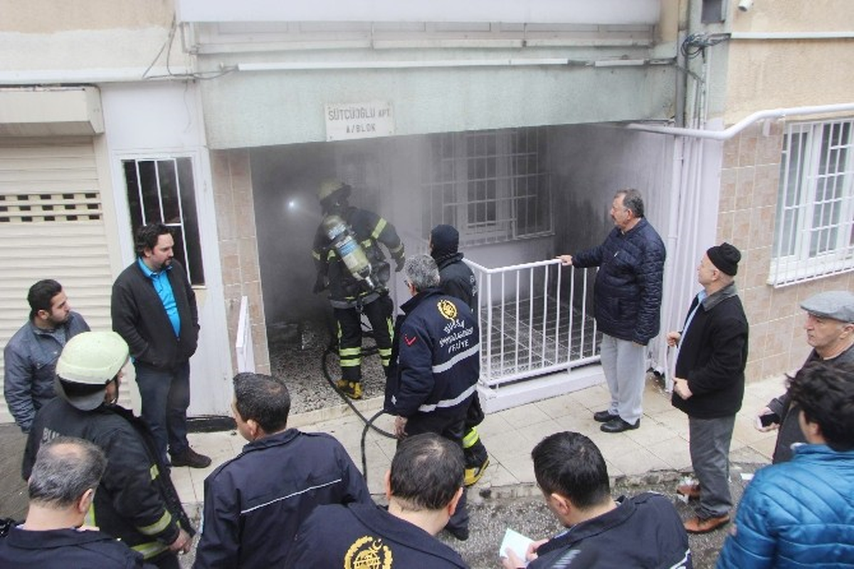 Bursa\'da Çıkan Yangında 3 Genç Hastanelik Oldu