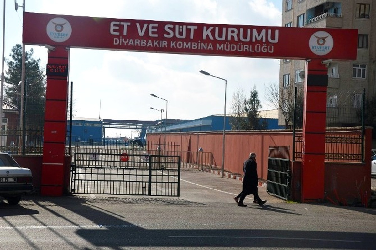 Diyarbakır\'da Et ve Süt Kurumuna Havai Fişekli Saldırı