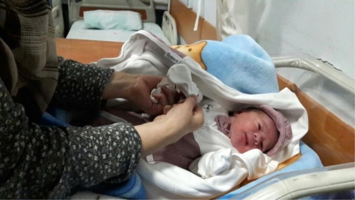 Edremit\'te 2017\'nin İlk Bebeği Ömer Asaf Oldu