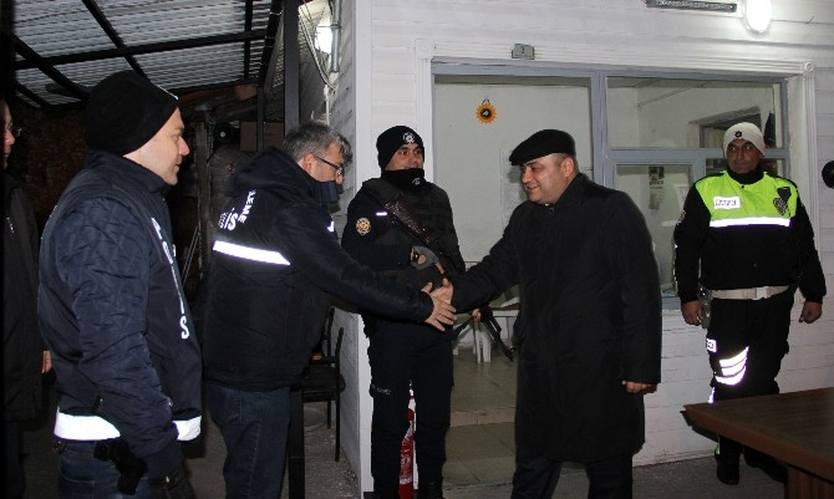 Emniyet Müdürü Nöbetteki Personelin Yeni Yılını Kutladı
