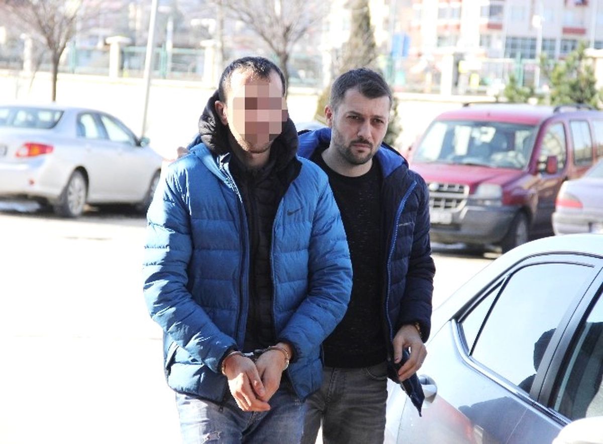 Evinin Balkonundan Alıcıya Uyuşturucu Atarken Yakalandı