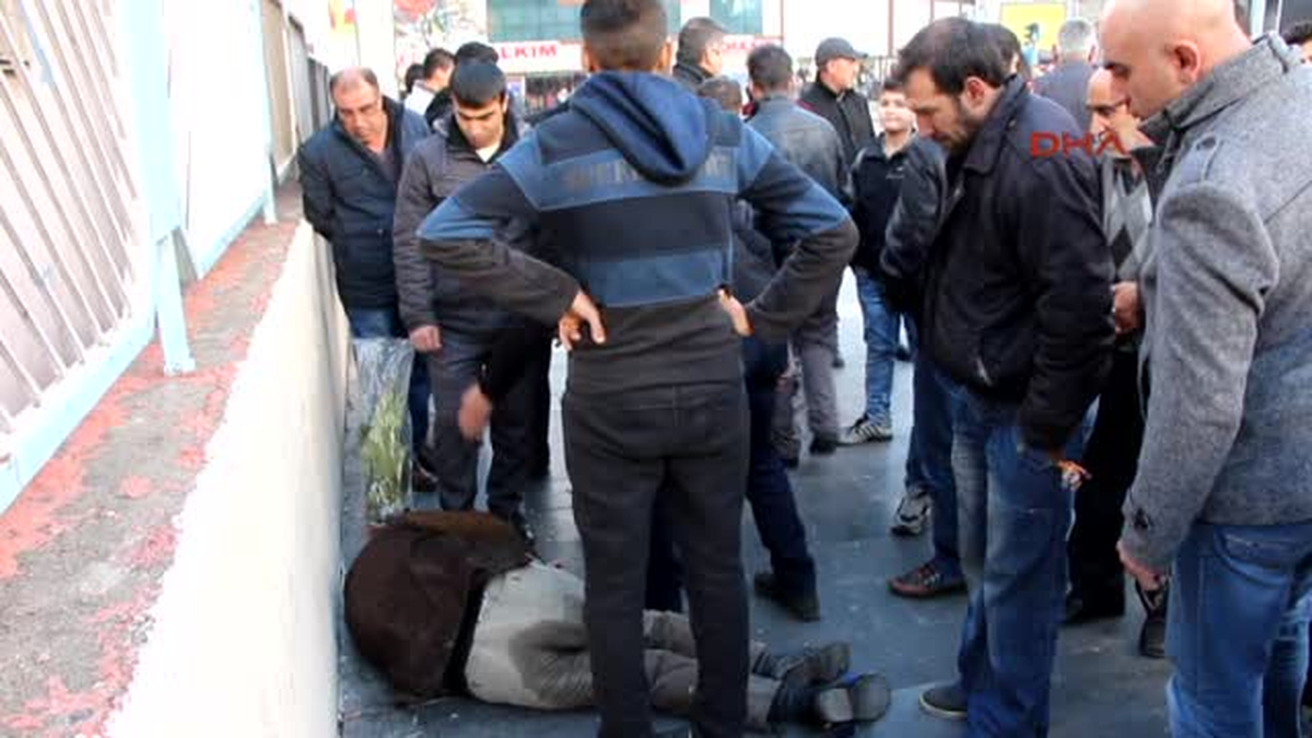 Gaziantep Hastane Önünde Sızdı, Acilde Tedaviye Alındı