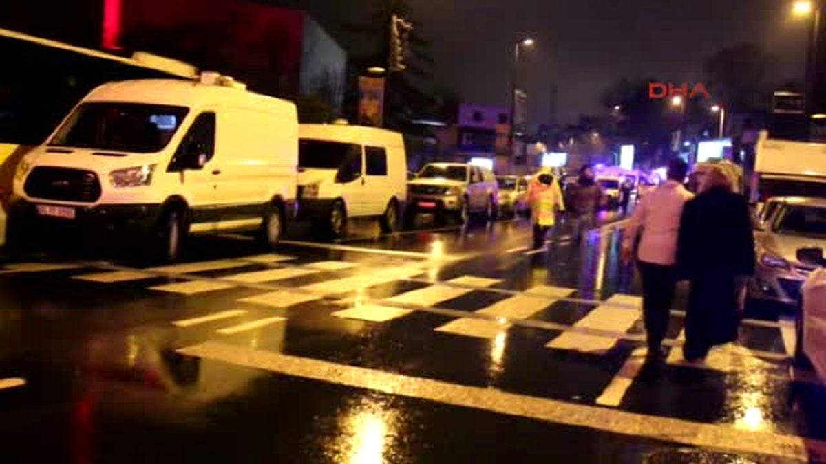 Gece Kulübünün Önündeki Ticari Taksi Incelenmek Üzere Götürüldü