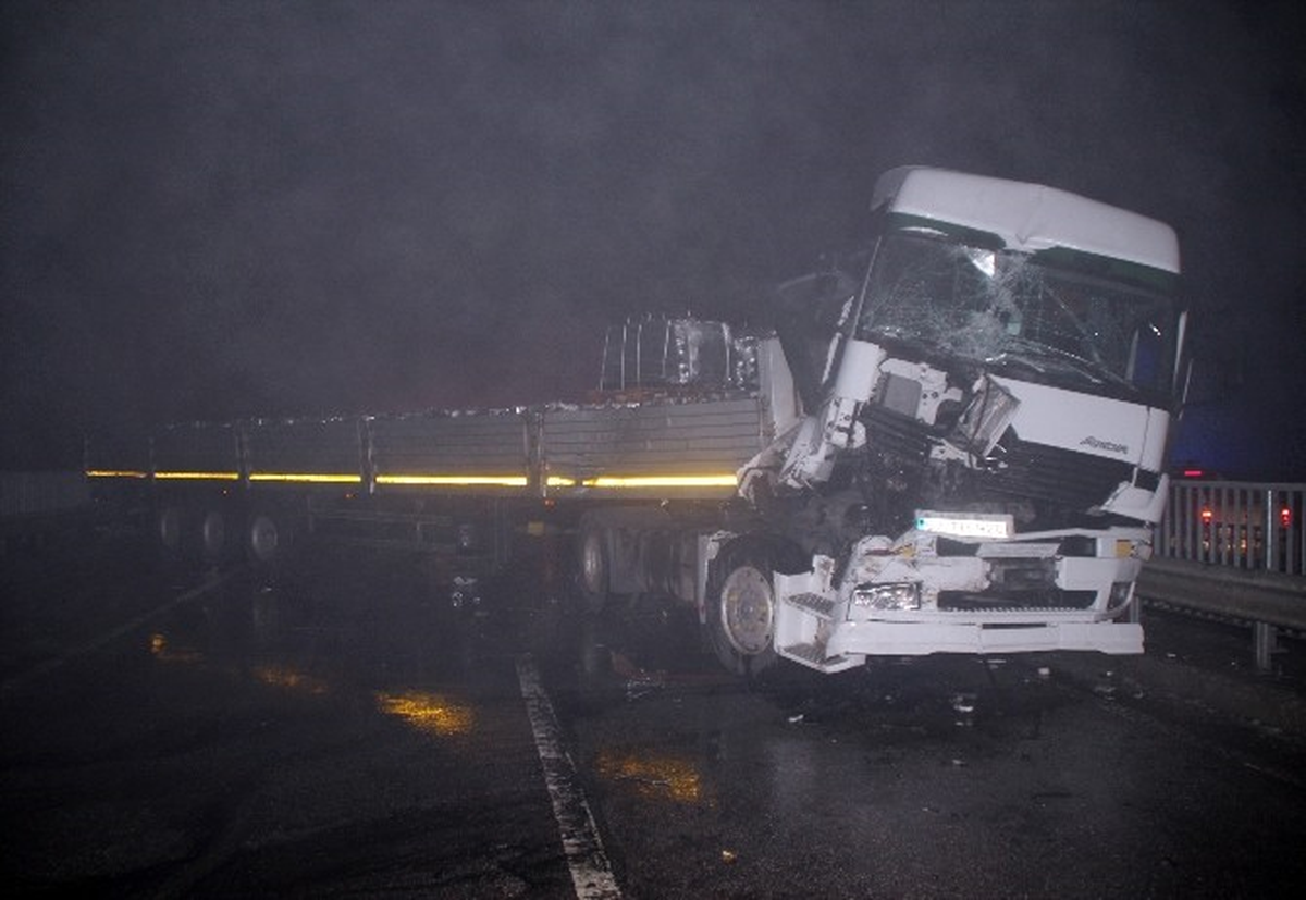 Gizli Buzlanma Trafik Kazasına Neden Oldu: 13 Yaralı