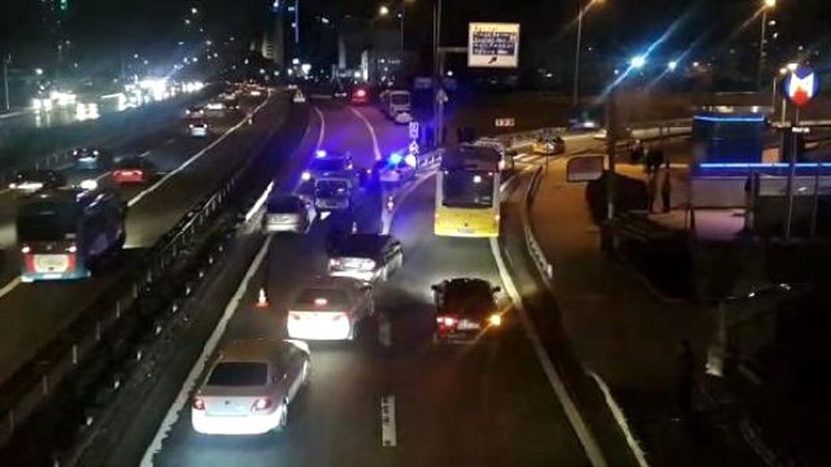 İstanbul Kartal\'da Metro Durağına Yakın Yerde Terk Edilmiş Haldeki Bir Araç Polisi Alarma Geçirdi.