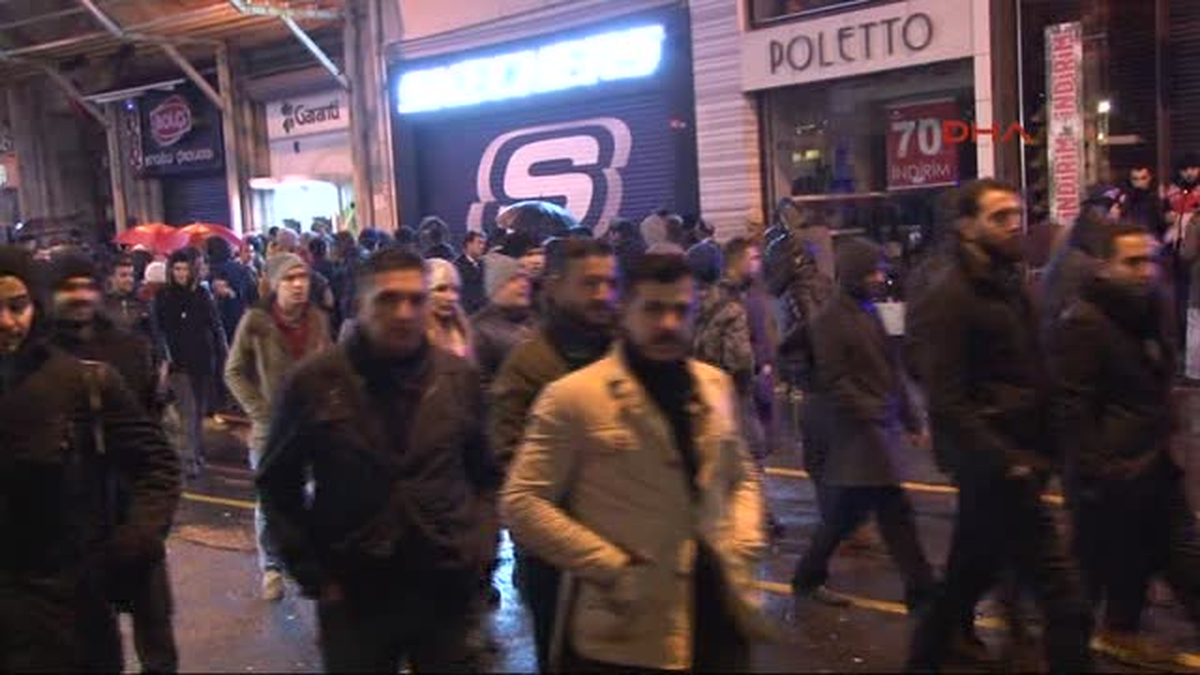 Istiklal Caddesi\'nde Yeni Yıl Kutlaması