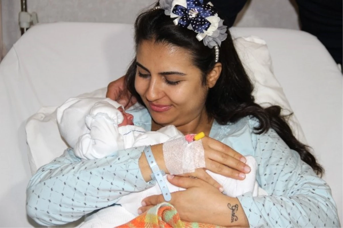 İzmir\'de Yeni Yılın İlk Bebeği Ozan Ali Oldu