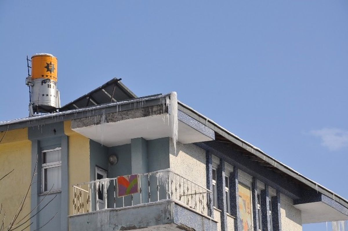 Kars\'ta Çatılarda Oluşan Buz Sarkıtları Tehlike Oluşturuyor
