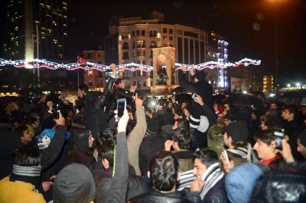 Kimisi Mendil Sattı, Kimisi Taksim\'de Halay Çekti