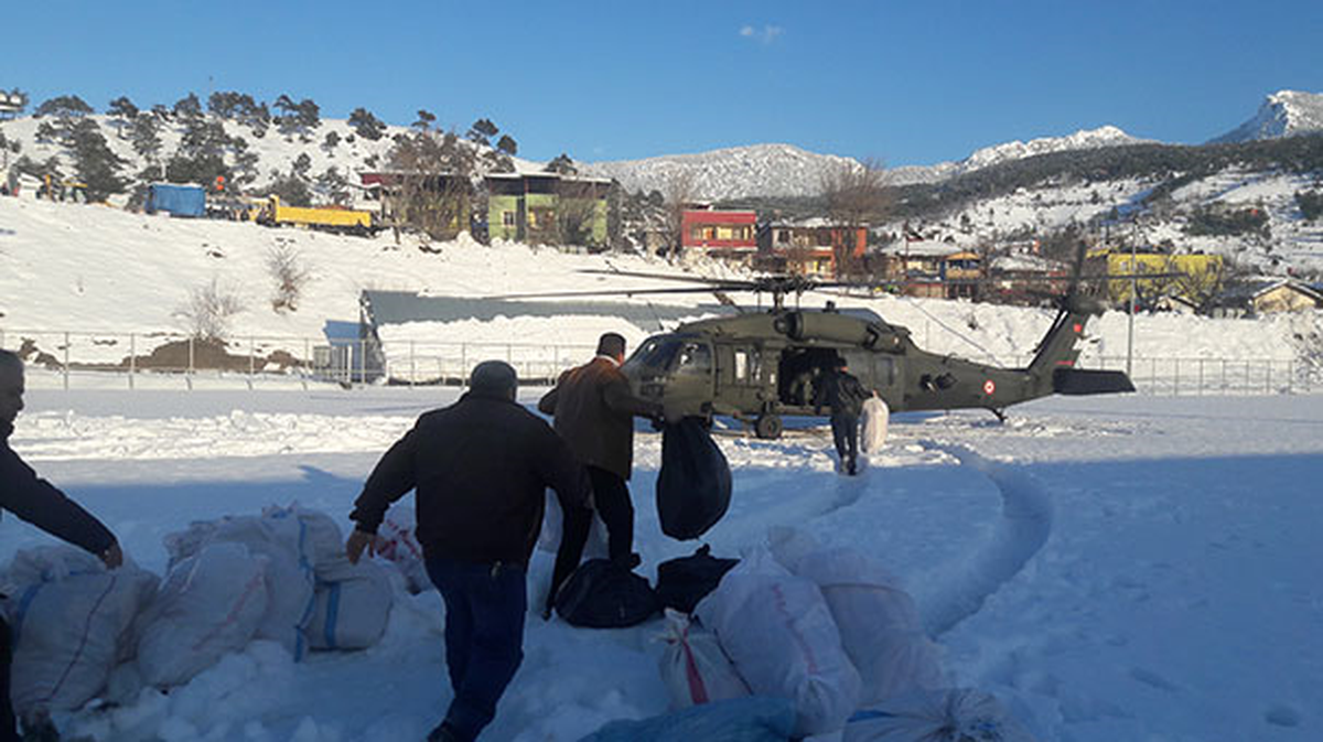 Mahsur Kalan Madencilere Askeri Helikopterle Gıda Yardımı