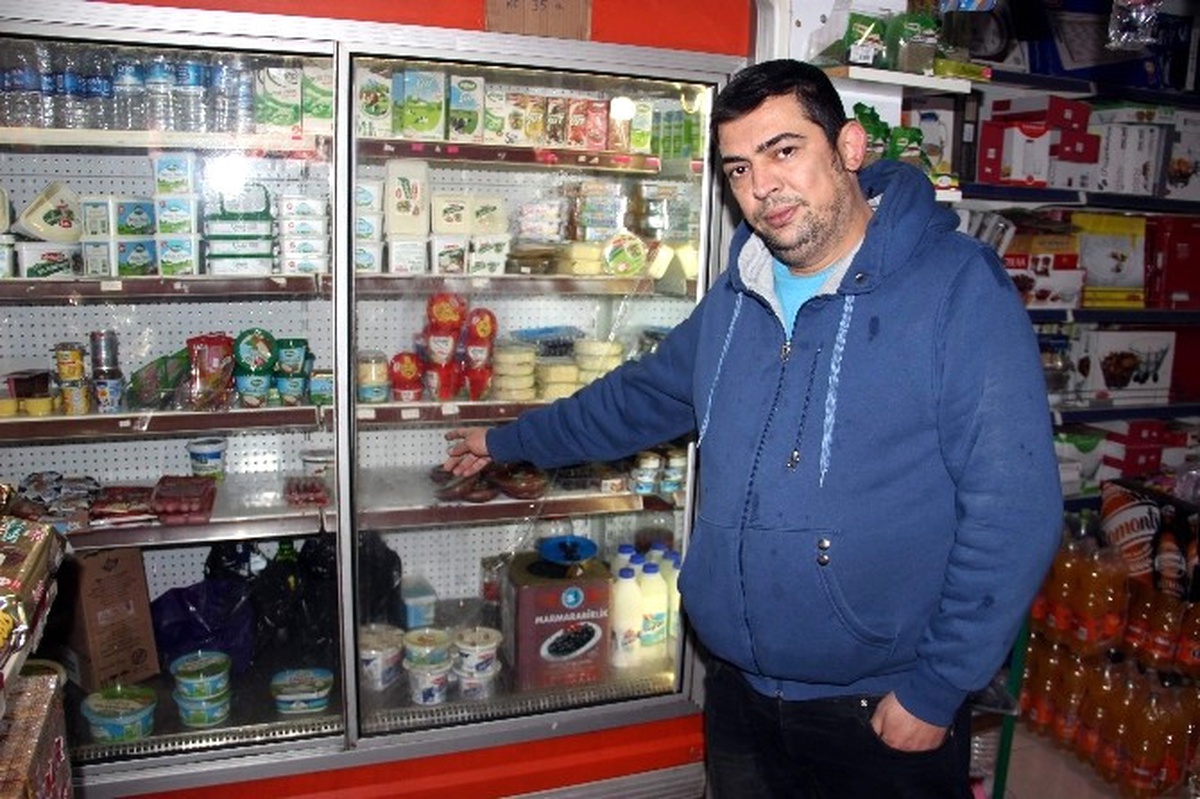 Maskeli Hırsız Girdiği Marketten Sadece Alkol ve Peynir Çaldı