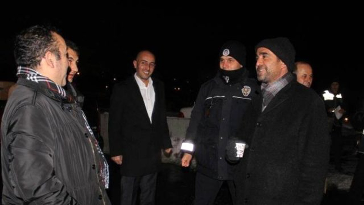 MHP\'den Polislere Kumanya ve Çay İkramı