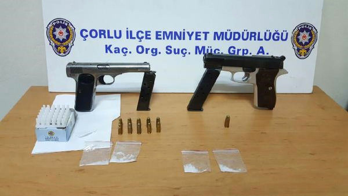 Otomobilde Ruhsatsız Tabanca ve Uyuşturucu Bulundu
