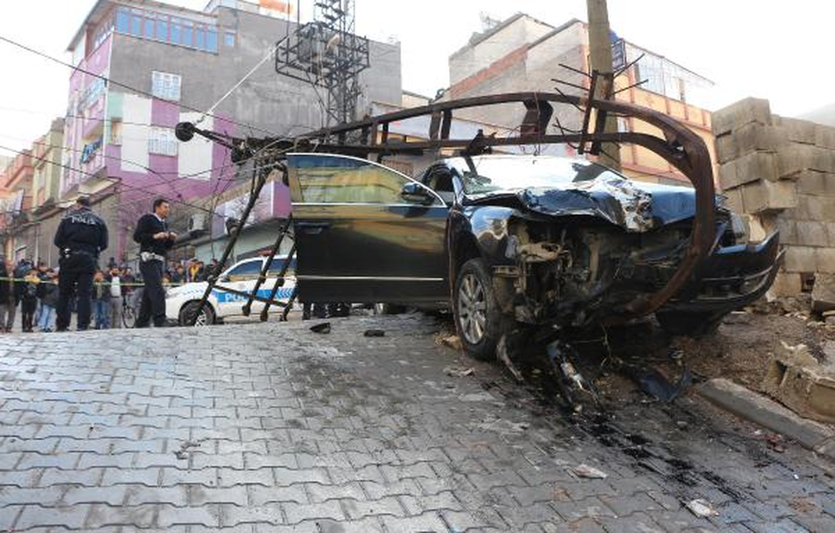 Otomobilin Çaptığı Çocuk Öldü, Elektrik Direği Devrildi