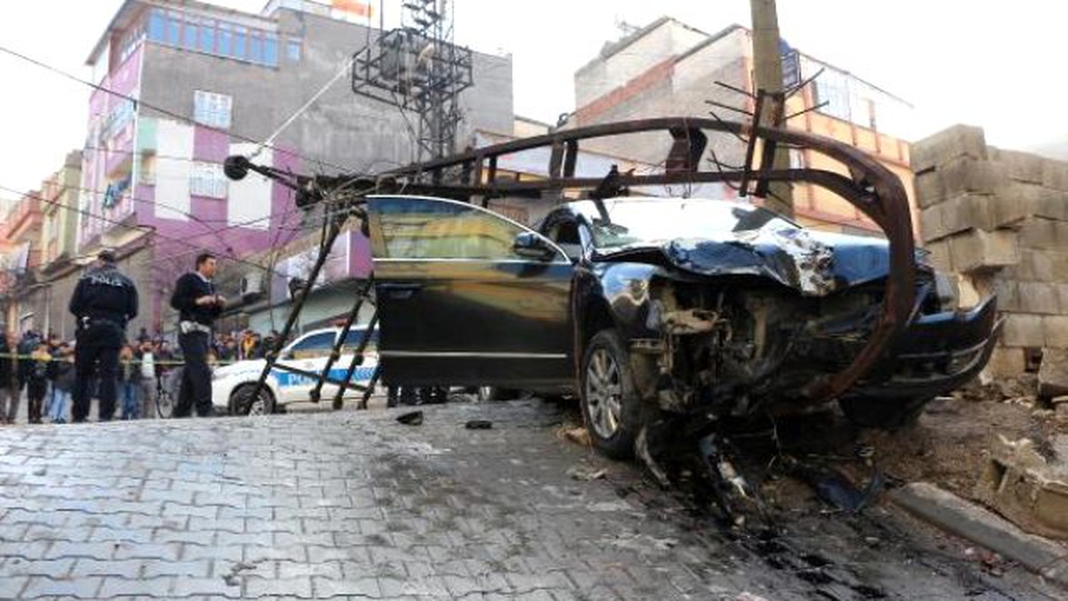 Otomobilin Çaptığı Çocuk Öldü, Elektrik Direği Devrildi