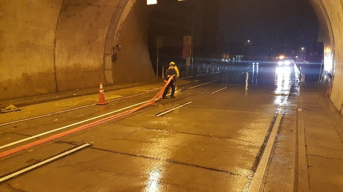 Sarıyer-Çayırbaşı Tüneli\'ni Su Bastı, Yol Trafiğe Kapatıldı