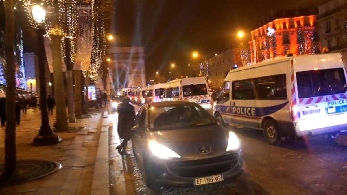 Paris Yeni Yıla Yoğun Güvenlik Önlemleri Altında Girdi