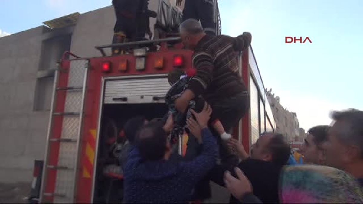 Şanlıurfa\'da Yangın Çıkan Evde 10 Kişi Dumandan Etkilendi