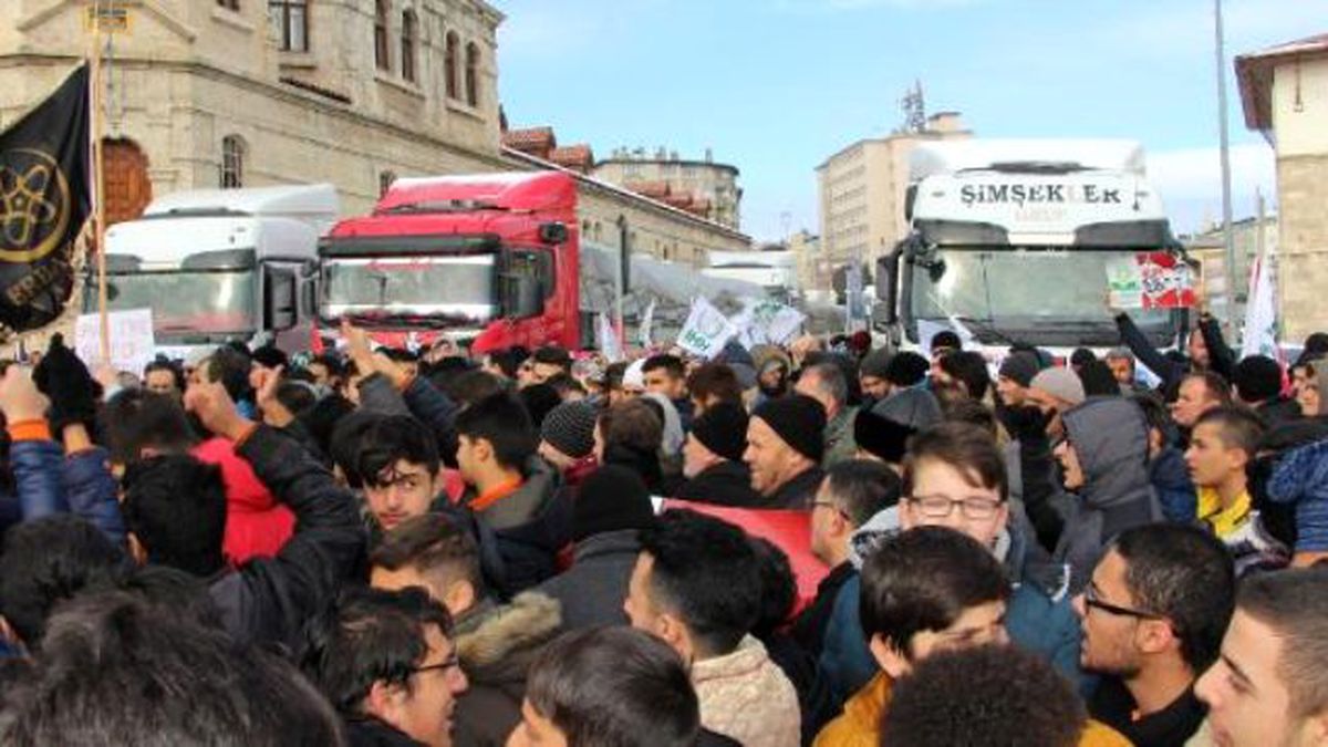 Sivas\'tan Haleplilere 2 Tır Yardım