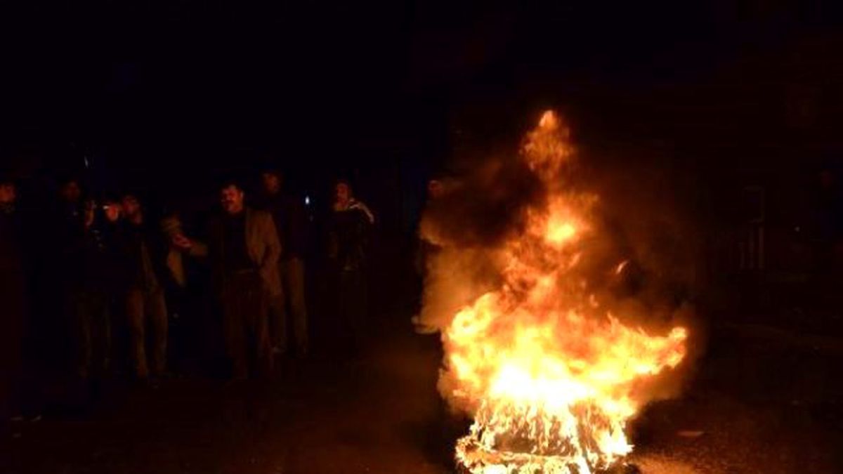 Siverek\'te, Elektrik Kesintilerini Lastik Yakarak Protesto Ettiler