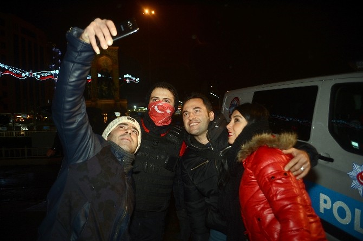 Taksim\'de Polise Sevgi Gösterisi
