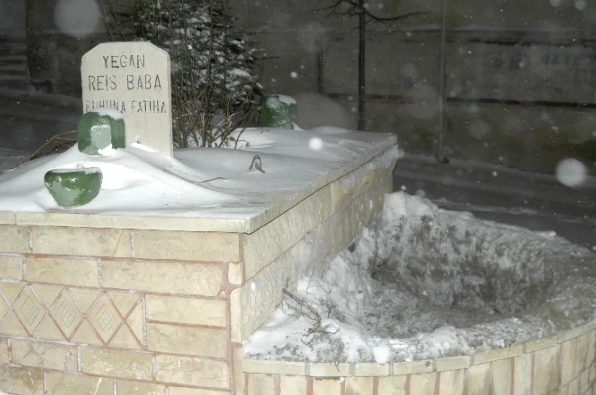 Tekirdağ\'da Kar Yağışını Fırsat Bilen Hazine Avcıları Türbeyi Kazdı