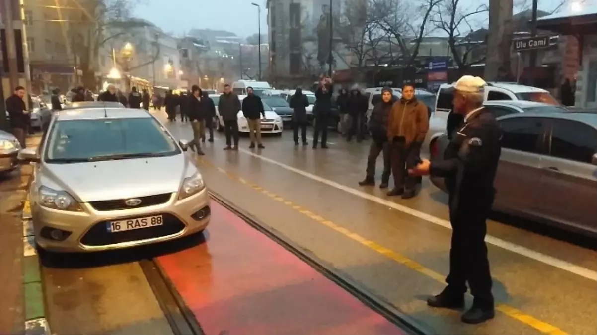 Tramvay Yoluna Aracını Park Etti, Kendisini Arayan Polise "Namazdayım Konuşamıyorum" Mesajı Attı