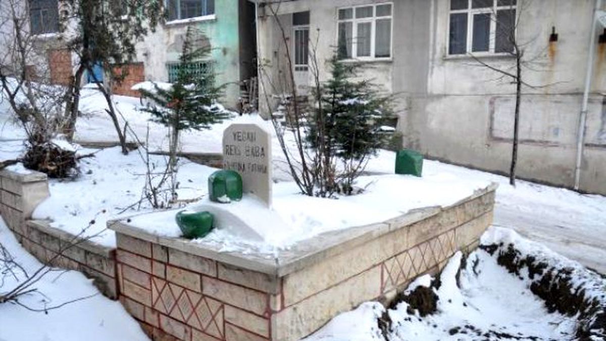 Türbede Define Aradılar