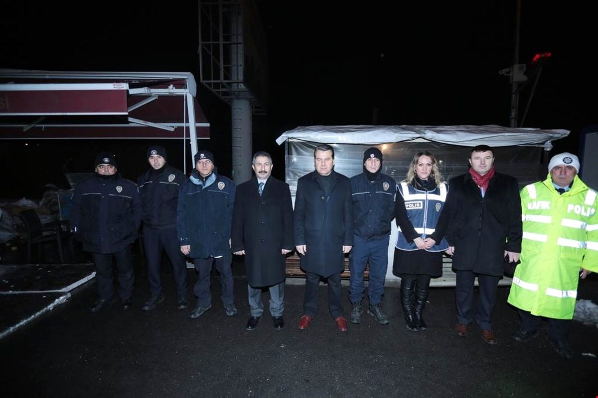 Vali Çelik Görev Başındaki Polis Memurlarını Ziyaret Etti