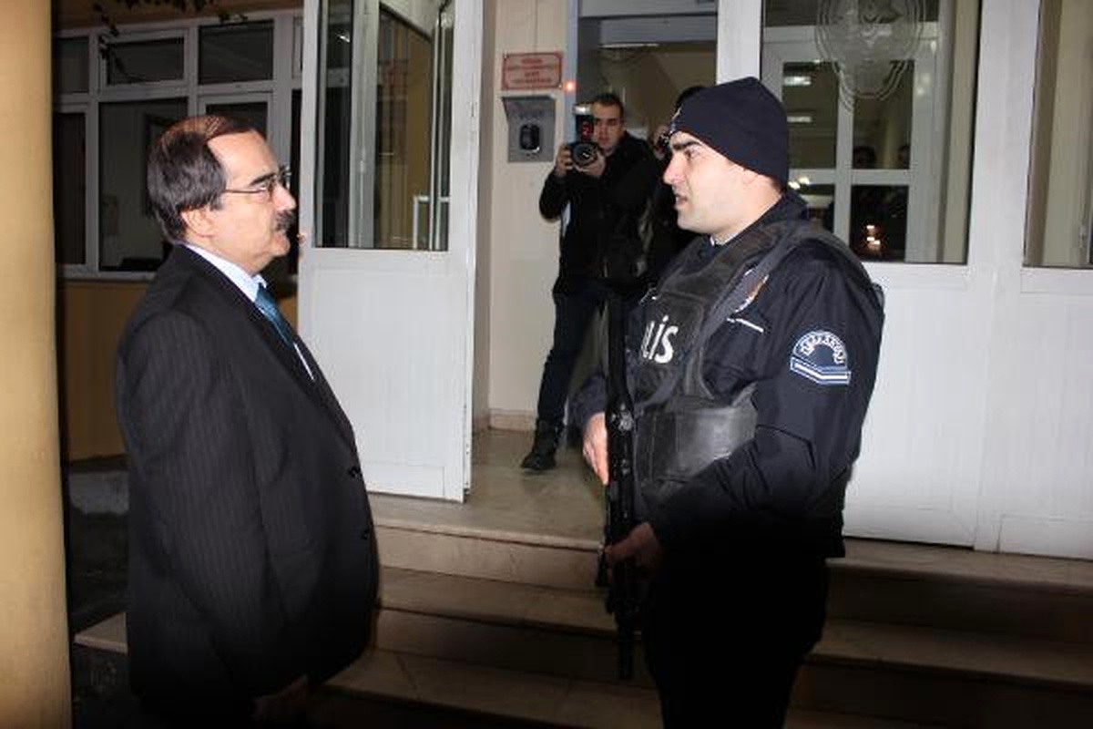 Vali Coş, Yeni Yıla Askerlerle Pasta Keserek Girdi