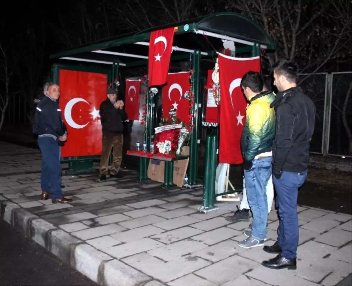 Yeni Yıla Şehitler Durağında Dua Okuyarak Girdiler