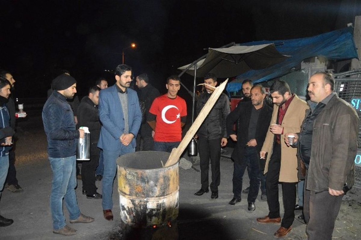Yılbaşında Görevli Polislere Çay İkramı