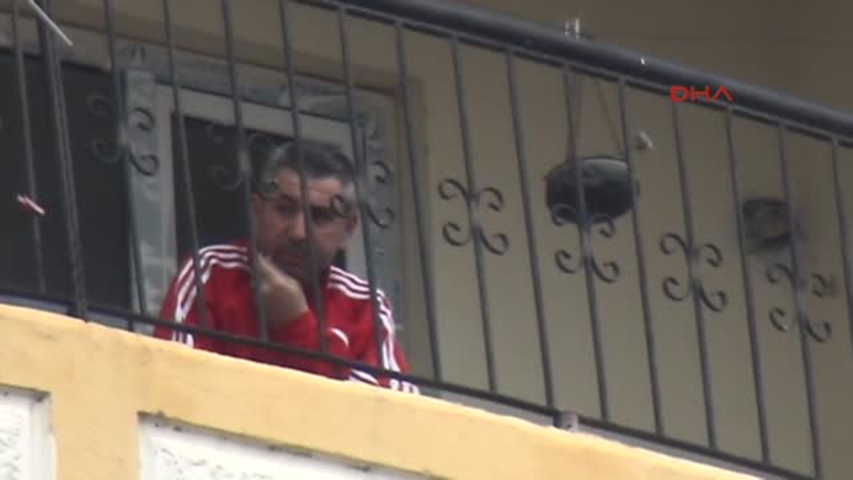Adana Eşi Ile Barışmak Için Balkonda Silahlı Eylem Yaptı