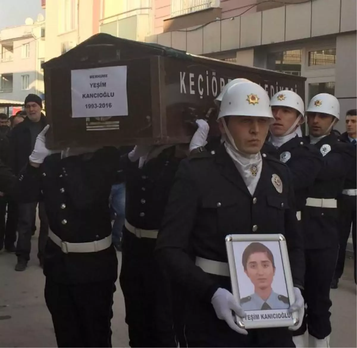 Akciğer Kanserine Yenilen Kadın Polis Gözyaşlarıyla Toprağa Verildi