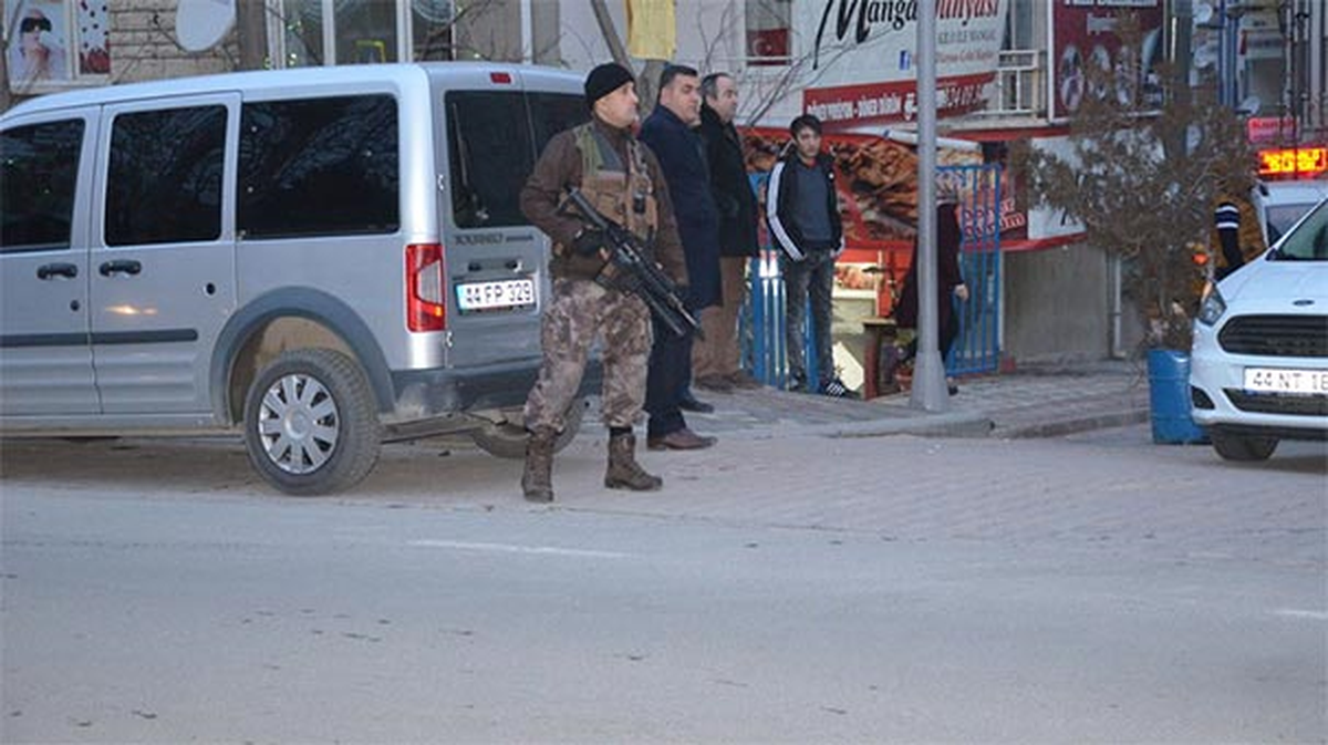 Anne ve Babasını Silahla Rehin Aldı