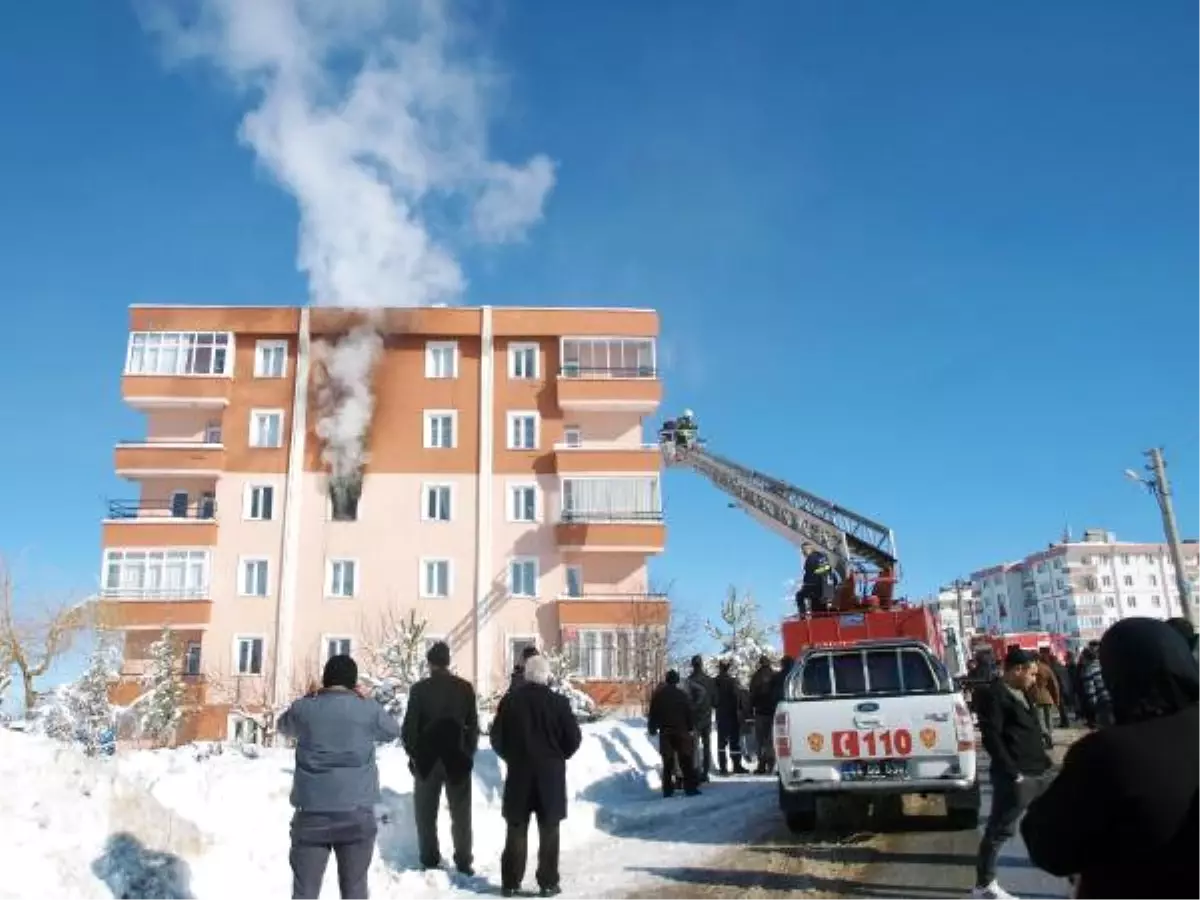 Apartmandaki Yangında Mahsur Kalanları İtfaiye Kurtardı