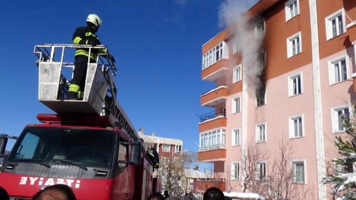 Apartmandaki Yangında Mahsur Kalanları İtfaiye Kurtardı