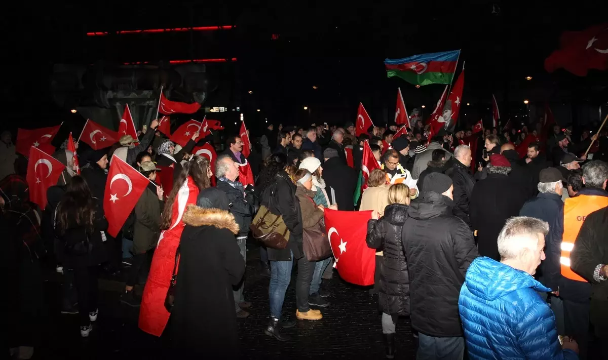 Başkent\'te İstanbul\'daki Terör Saldırısı Protesto Edildi