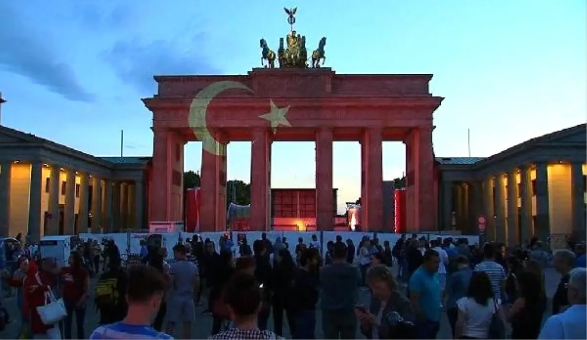 Berlin\'de Brandenburg Kapısı, Türk Bayrağı Renklerine Büründü