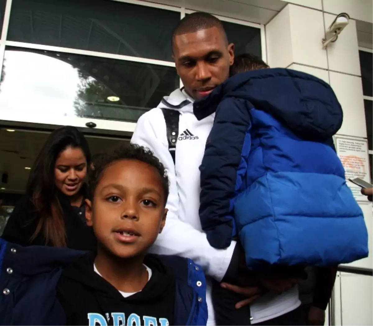 Beşiktaş Antalya\'da Çiçeklerle Karşılandı